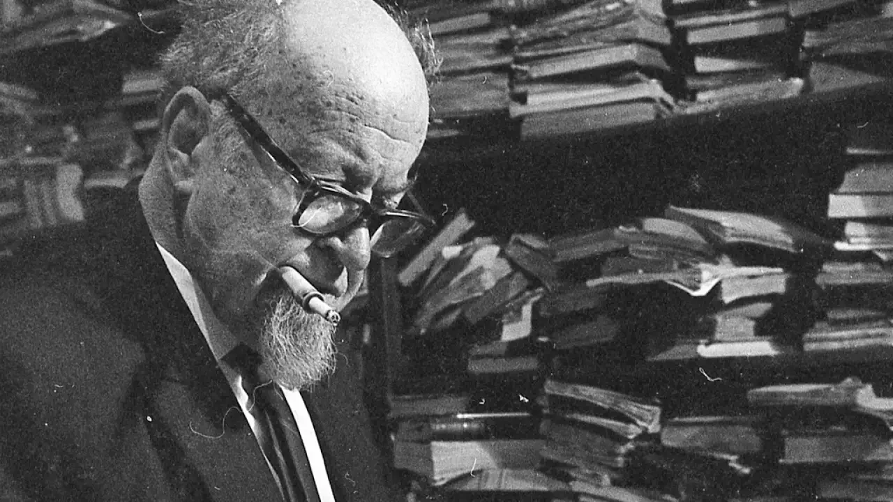 León de Greiff rodeado de libros